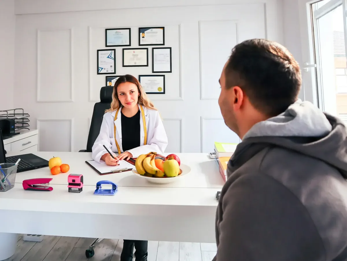 Profesional y paciente en un entorno de atención