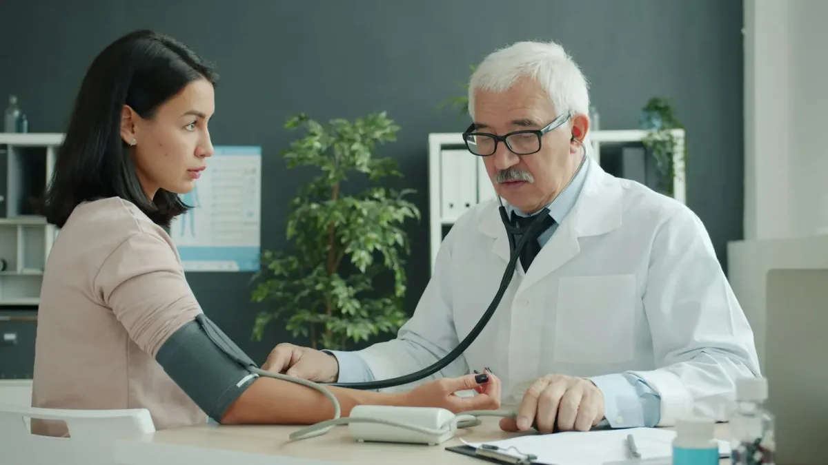 Profesional y paciente en un entorno de atención