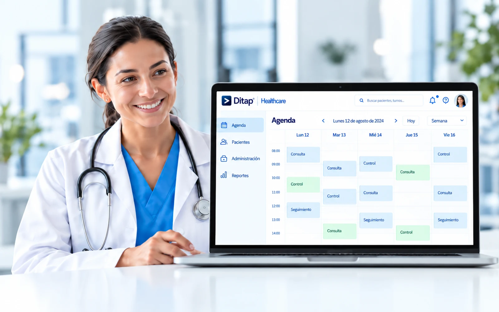 Profesional de salud junto a una vista del sistema de gestión DITAP Healthcare